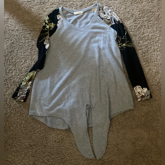 This super cute, long sleeve tee is great for fall days! Super comfy and soft! - Picture 2 of 3